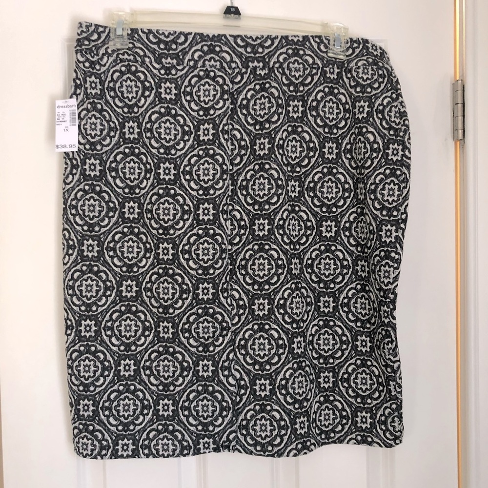 Dress Barn black and white geometric pattern skirt.  Size 1X.  NWT